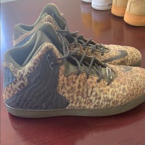 Lebron shoes siz 13